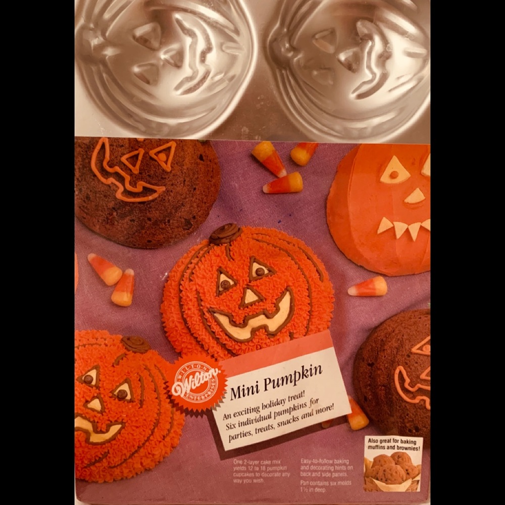 WILSON MINI HALLOWEEN PUMPKINS MUFFIN PAN